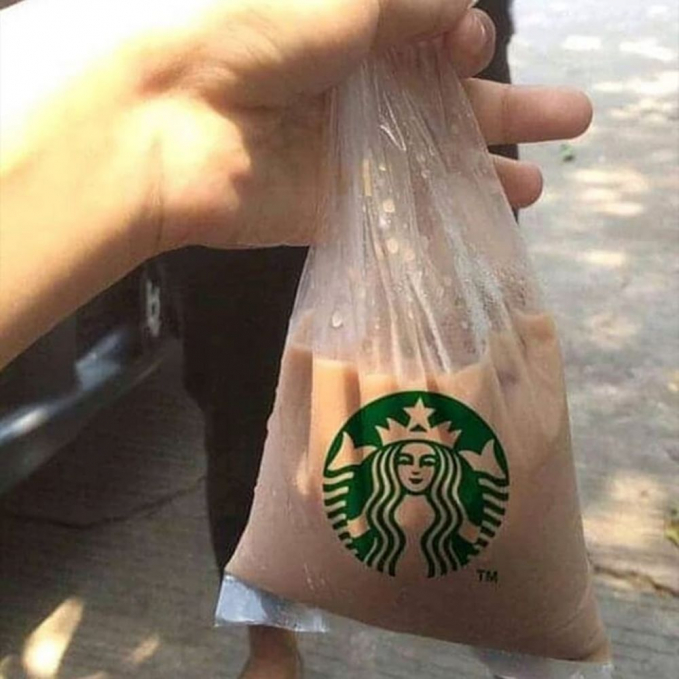 Gaya nyeleneh orang dalam menikmati kopi 